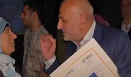 فيديو ينتشر لممثل سوريّ معروف جدّاً... ما فعله بإحدى معجباته أثار الجدل