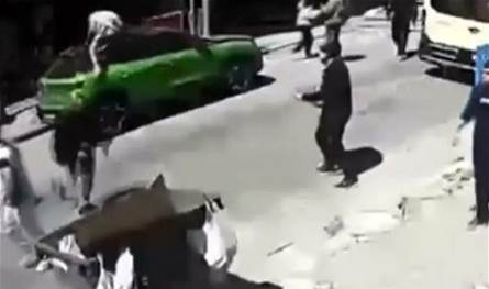 خوفاً من الزلزال... قفز من الشرفة وسقط على سيارة! (فيديو)