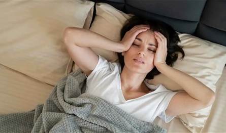 سبب &quot;مفاجئ&quot; قد يجعلك تستيقظ بصداع مزعج كل صباح... اكتشفه