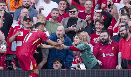 &quot;سيلفي ذهبي&quot;.. شاهدوا بالفيديو ما فعله محمد صلاح بهاتف فتاة!