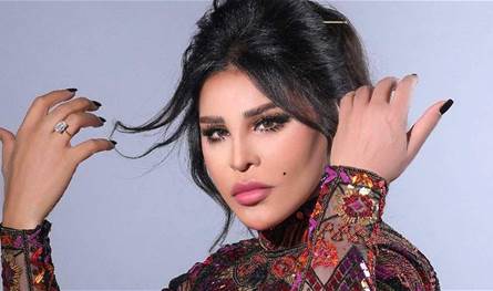 أحلام تخطف الانظار بفستان ذهبي وبتوقيع لبناني