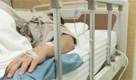 خاف من بتر قدمه.. فنان شهير يخضع لعملية جراحية ثانية وهذه تطورات حالته الصحية (صورة)