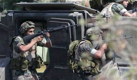 ما ضُبط بحوزتهم خطير... الجيش يداهم هذه المنطقة ويوقف 3 أشخاص