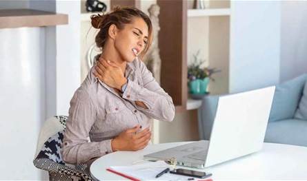 دراسة تُحذر.. الجلوس أكثر من 6 ساعات يوميًا يهدد صحة الرقبة!