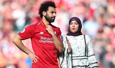 ظهور نادر.. محمد صلاح وزوجته في مكان عام (صور)