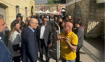 بعد شكاوى عن ازدحام خلال عملية تسليم صناديق الاقتراع.. وزير الداخلية في سرايا بيت الدين