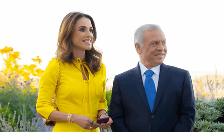 بالصورة.. لحظة عفوية تجمع الملك عبد الله الثاني بحفيدته