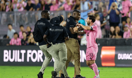 خلال المباراة... طفل يقتحم الملعب ليلتقط &quot;سيلفي&quot; مع ميسي وهكذا تصرّف الأخير (فيديو)