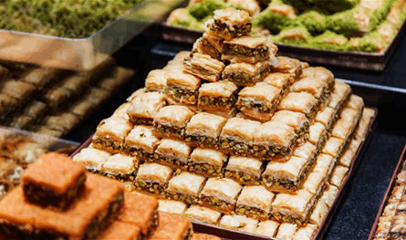 فضيحة غذائية.. هذا ما وُجد داخل محل حلويات شهير