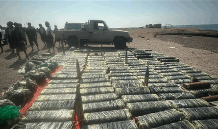بالفيديو: ضبط شحنة ذخائر وصواريخ مهربة للحوثيين قرب باب المندب