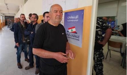 في قلب الضاحية.. &quot;نسوة&quot; يحرسنَ الإنتخابات!