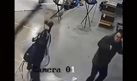 بالفيديو.. روبوت يهاجم شخصا في مكان عمله
