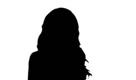 الورم واضح في ذراعها.. فنانة شهيرة تُصاب بسرطان الثدي