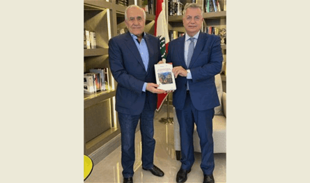 سليمان تسلم من قمير كتابه الجديد