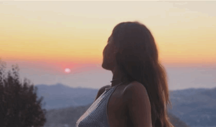 والدتها لبنانية.. فنانة عربية شهيرة تعتزل الفن وترتدي الحجاب وتستقر في كندا (صور)