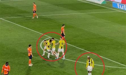 في الدوري التركي.. حادثة غريبة تحصل بين لاعبين من الفريق نفسه (فيديو)