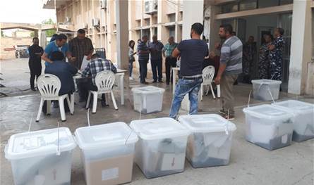 انتهاء عملية تسليم صناديق الاقتراع في الكورة بإشراف القائمقام