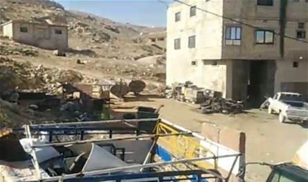 الجيش يُشرف على ترحيل 100 عائلة نازحة سورية من عرسال إلى القلمون الغربي