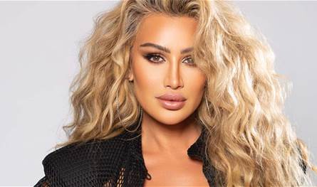 بملابس جريئة.. مايا دياب تتجول على الدراجة (فيديو)
