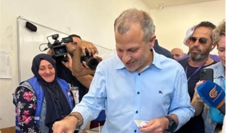 بالصورة.. هذا ما فعله باسيل قبل &quot;الاقتراع&quot;!