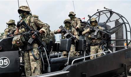 مصرع 13 شخصاً بينهم عسكريون بانفجار ذخيرة في إندونيسيا