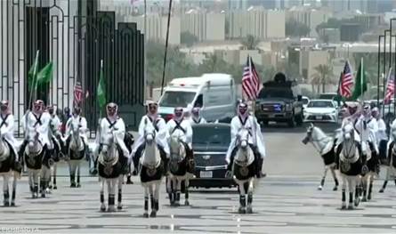 رمز للكرم والضيافة... الخيول ترافق ترامب إلى بقصر اليمامة (فيديو)