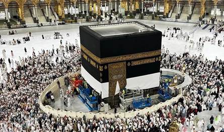 استعدادا لموسم الحج.. رفع الجزء السفلي من كسوة الكعبة