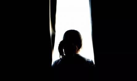 جرح واضح في وجهها.. إصابة مفاجئة لممثلة شهيرة قبل حفلها (صور)