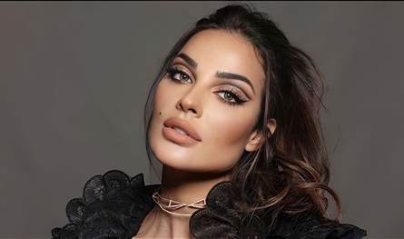 بروب الاستحمام... نادين نسيب نجيم تستعرض مجوهراتها الفاخرة (صور)