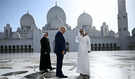 &quot;ثقافة مذهلة&quot;... ترامب مُنبهر ويلتقط صورة تذكارية في مسجد الشيخ زايد