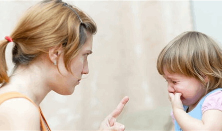 قصة مؤلمة.. هكذا عذّبت ابنتها بالتعاون مع زوجها!
