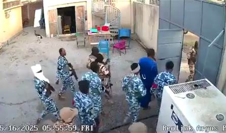 بالفيديو.. اختطاف رئيس وزراء سابق من منزله!