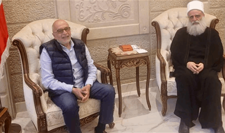 اتصال هاتفي بين شيخ العقل وجنبلاط لبحث التطورات الراهنة والأوضاع العامة