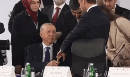 &quot;فخّ الأصابع&quot;.. ماكرون يتعرّض لموقف مُحرج خلال مصافحته أردوغان (فيديو)