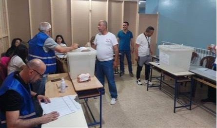 آخر مستجدات إنتخابات بيروت والبقاع.. إقبال ضعيف وسلام &quot;أول المقترعين&quot;