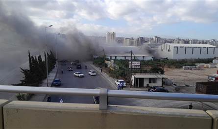 الدخان الكثيف غطى سماء المنطقة.. حريق كبير داخل مستودع في طرابلس 
