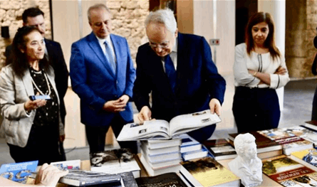 مجموعة كتب هبة من السفير الروسي الى المكتبة الوطنية
