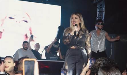 فيديو يُثير ضجة.. مُعجب يقتحم حفل فنانة لبنانية ويحضنها بشكل مُثير أمام زوجته! 