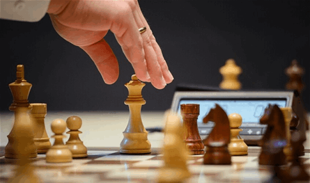 بطل العالم في الشطرنج ضد 140 ألف لاعب.. هذه كانت النتيجة