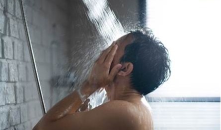 الاستحمام صباحا أم مساء.. أيهما صحي أكثر؟