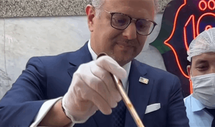 من أصل لبنانيّ,.. مستشار ترامب يأكل &quot;الكوشري&quot; في مصر