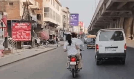 بالفيديو.. بدأت بضرب زوجها على دراجة نارية