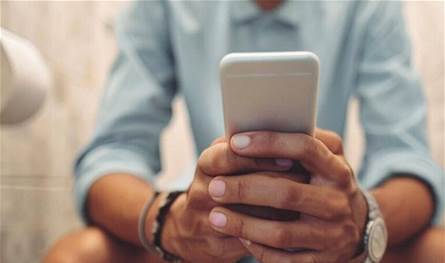 إليكم عواقب استخدام الهاتف في المرحاض