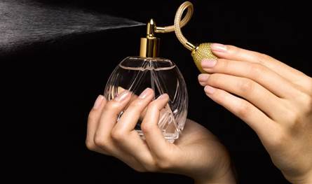 دراسة تحذر من العطور.. تحدث تغيّرات كيميائية خطيرة حول أجسامنا