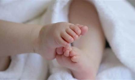 عمرها 4 أشهر... عائلة تعرض طفلتها للبيع (صورة)