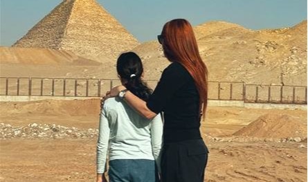 صورة من أمام الأهرامات.. كلمات مؤثرة من كارول سماحة لإبنتها