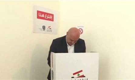 للمرة الاولى.. رئيس الجمهورية يدلي بصوته في العيشية (فيديو)