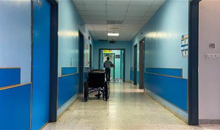 حالته حرجة.. فنان شهير أصيب بجلطة دماغية للمرة الثانية (صور)
