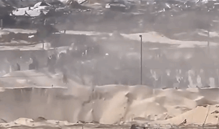 بالفيديو.. شاهدوا لحظة فقدان السيطرة على توزيع المساعدات في غزة