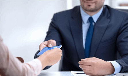 إدارة ترامب تعلّق مقابلات تأشيرات الطلاب الأجانب!